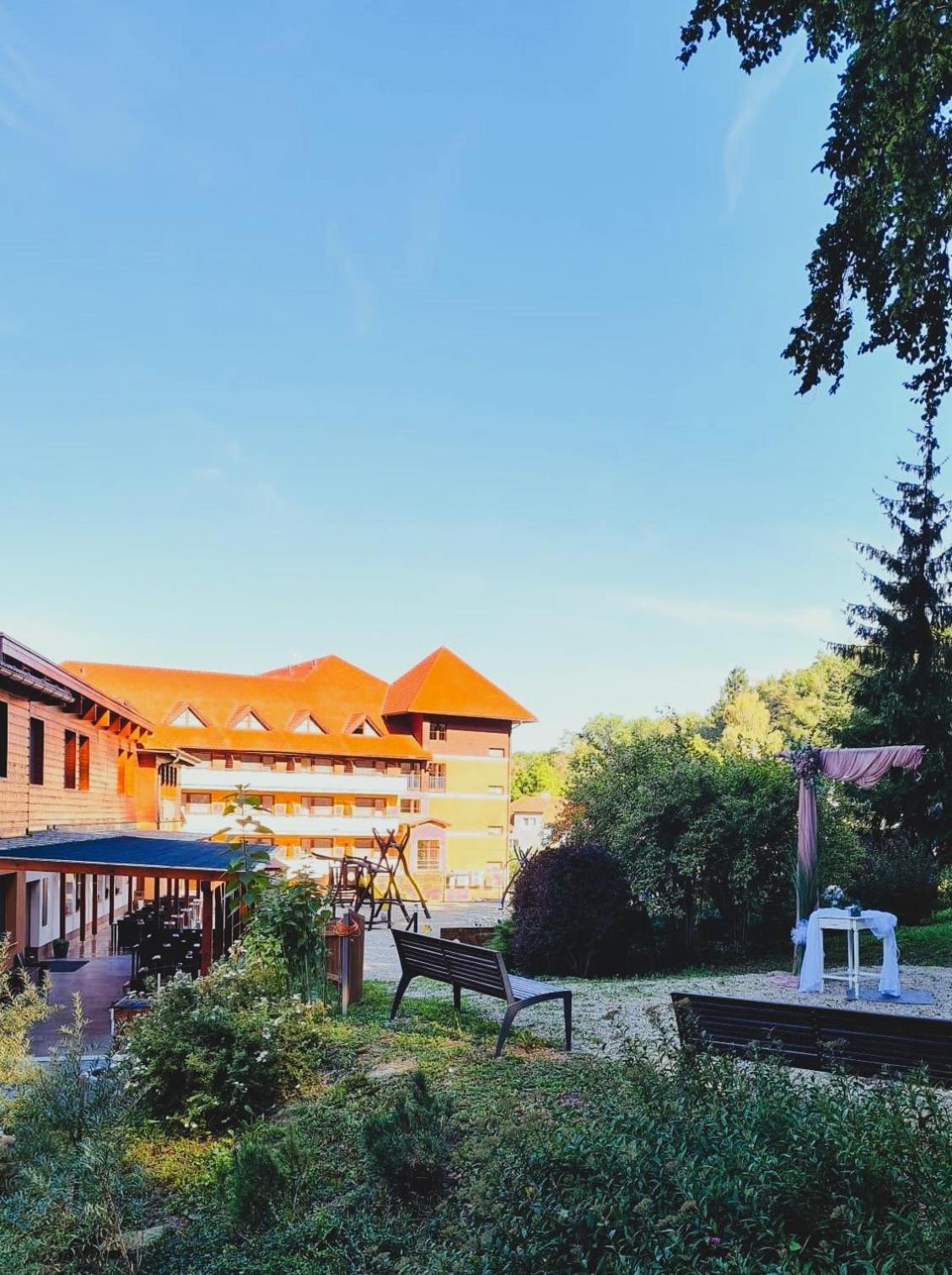 Hotel Ambra Luhacovice Exterior photo